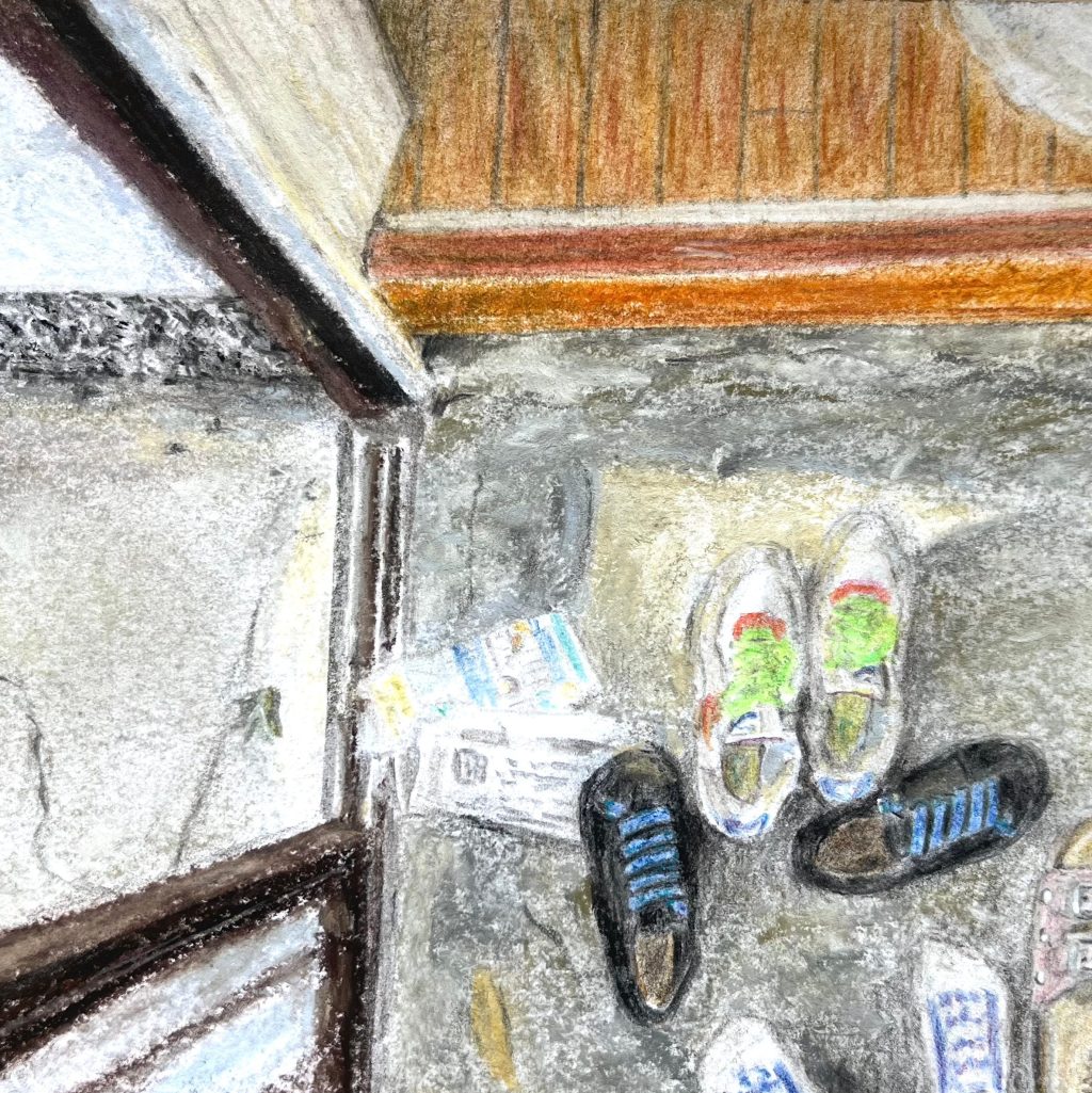 家の土間を自分の視点から真下に見下ろしたイラストです。引き戸が空いており、外との境目が見えています。古い家なので土間になっており、家に上がるには高い段差があります。靴が2足散らばっており、自分の靴下も見えています。