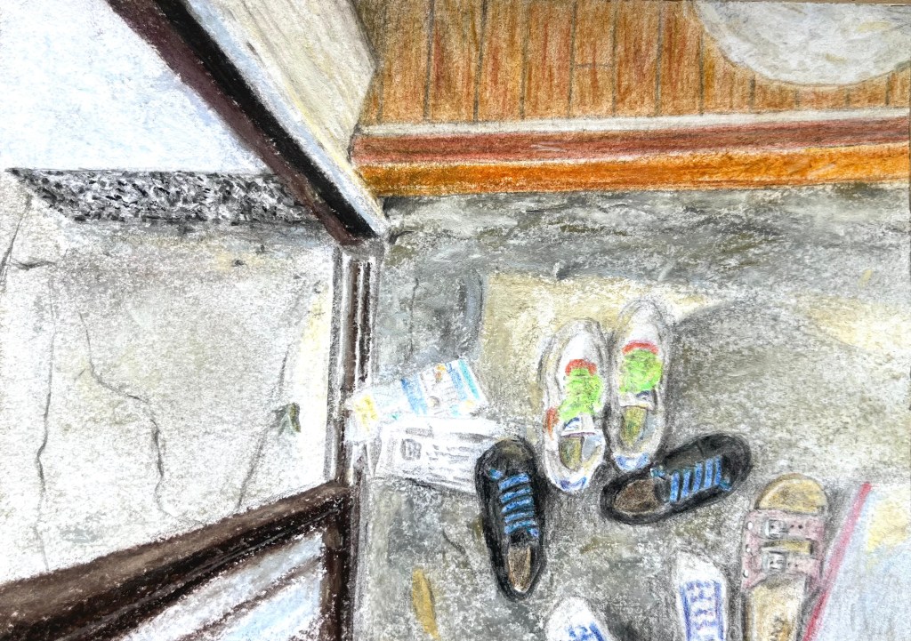 家の土間を自分の視点から真下に見下ろしたイラストです。引き戸が空いており、外との境目が見えています。古い家なので土間になっており、家に上がるには高い段差があります。靴が２足散らばっており、自分の靴下も見えています。